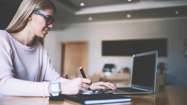 Ung Hipster Flicka Frilansare Använda Web Notepad Coworking Utrymme Tjäna — Stockfoto