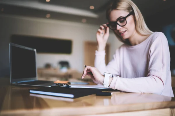 Jeune Femme Sérieuse Lunettes Vérifier Temps Sur Smartwatch Portable Après — Photo