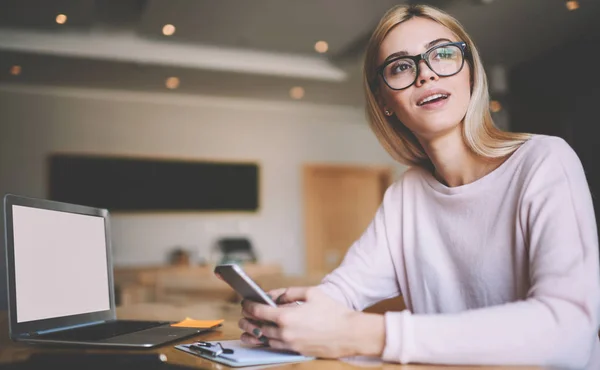 Nachdenkliche Studentin Brille Zur Sehkorrektur Nachdenklich Wegguckend Smartphone Gadget Der — Stockfoto