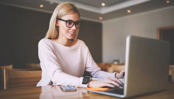 Positieve Vrouwelijke Tiener Zoeken Komediefilm Voor Het Kijken Vrije Tijd — Stockfoto