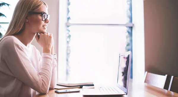 Ragazza Hipster Successo Occhiali Guardando Film Commedia Divertente Online Sulla — Foto Stock