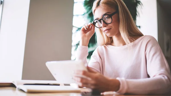 Ragazza Hipster Ponderando Tenendo Mano Touchpad Moderno Leggendo Notifica Software — Foto Stock