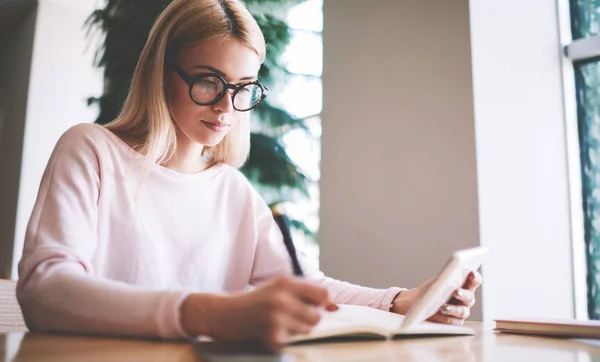 Intelligence Ragazza Hipster Occhiali Vista Scrittura Informazioni Nel Libro Testo — Foto Stock