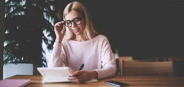 Joven Chica Hipster Próspera Gafas Leyendo Noticias Positivas Sobre Vida — Foto de Stock