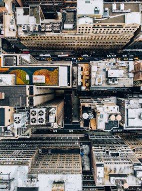 New York şehir merkezinin havadan görünümü su kuleleri ile inşa çatı. Cityscape Metropolis altyapısının helikopteri, şehir sokaklarında ve bölge caddeleri üzerinde hareket eden trafik arabaları, kuş bakışı