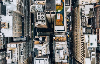 New York şehir merkezinin havadan görünümü su kuleleri ile inşa çatı. Cityscape Metropolis altyapısının helikopteri, şehir sokaklarında ve bölge caddeleri üzerinde hareket eden trafik arabaları, kuş bakışı