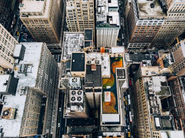 Yüksek binalar ile New York şehir merkezinde havadan görünümü, caddeleri ve sokakları geçiş. Klima sistemleri makineleri ile çatılar, Cityscape Metropolis, yoğun nüfuslu şehir altyapısıyla