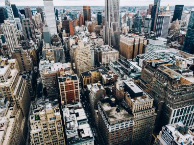 Manhattan şehir merkezindeki helikopter turunda havadan görünüm. New York ilçesinde yüksek binalar ile sahne silüeti. Cityscape Metropolis, yoğun nüfuslu şehir. Geliştirme altyapısı