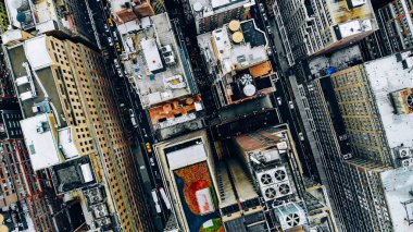 New York şehir merkezinin havadan görünümü su kuleleri ile inşa çatı. Cityscape Metropolis altyapısının helikopteri, şehir sokaklarında ve bölge caddeleri üzerinde hareket eden trafik arabaları, kuş bakışı