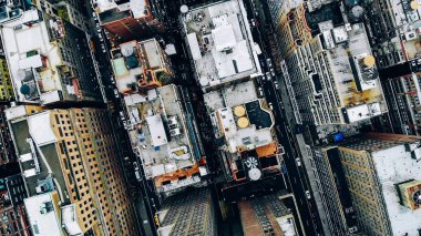 New York şehir merkezinin havadan görünümü su kuleleri ile inşa çatı. Cityscape Metropolis altyapısının helikopteri, şehir sokaklarında ve bölge caddeleri üzerinde hareket eden trafik arabaları, kuş bakışı