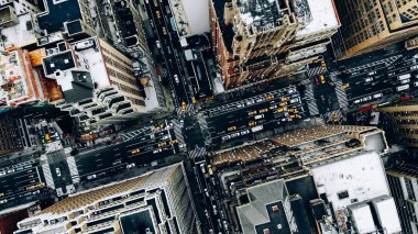 New York şehir merkezindeki bina çatılarının havadan görünümü. Cityscape Metropolis altyapı, trafik arabaları, sarı taksiler şehir sokaklarında hareket ve bölge caddeleri geçiş helikopter kuş bakışı görünümü
