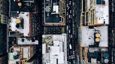 New York şehir merkezinin havadan görünümü su kuleleri ile inşa çatı. Cityscape Metropolis altyapısının helikopteri, şehir sokaklarında ve bölge caddeleri üzerinde hareket eden trafik arabaları, kuş bakışı