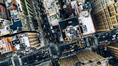 New York şehir merkezindeki bina çatılarının havadan görünümü. Cityscape Metropolis altyapı, trafik arabaları, sarı taksiler şehir sokaklarında hareket ve bölge caddeleri geçiş helikopter kuş bakışı görünümü