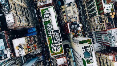 New York şehir merkezinin havadan görünümü su kuleleri ile inşa çatı. Cityscape Metropolis altyapısının helikopteri, şehir sokaklarında ve bölge caddeleri üzerinde hareket eden trafik arabaları, kuş bakışı