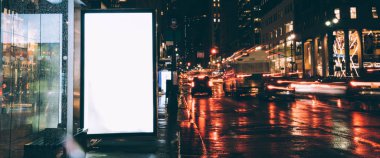 Reklam veya promosyon içeriği için boş kopya boşluk ekranı ile yağmurlu gece otobüs terminali Billboard, ışık ile kentsel şehir sokakta boş ekran bilgi için lightbox kadar boş mock