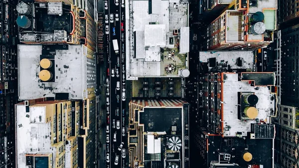 ニューヨークのダウンタウンの建物の屋根の航空写真とウォータータワー 都市景観大都市インフラのヘリコプターからの鳥の目の眺め 市街地や地区の通りを移動する交通車 — ストック写真