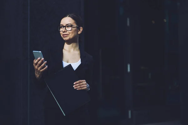 Lächelnde Geschäftsfrau Mit Brille Für Die Sehkorrektur Das Handy Der — Stockfoto