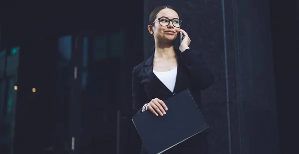 积极的商业女性使用手机漫游连接与合作伙伴进行国际对话 女企业家在公司公司休息期间给朋友打电话 — 图库照片