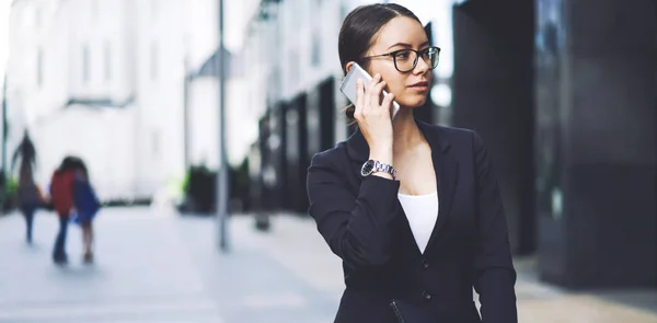 Zelfverzekerde Vrouwelijke Bankier Praat Met Operator Voor Het Bespreken Van — Stockfoto