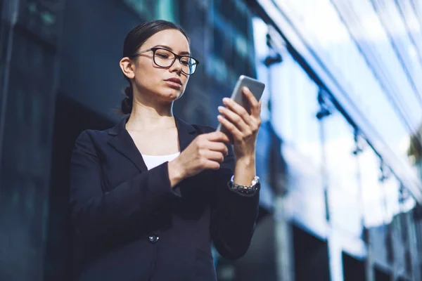 Attraktiv Kvinna Formella Slitage Hålla Mobiltelefon Och Installera Ansökan Chatta — Stockfoto