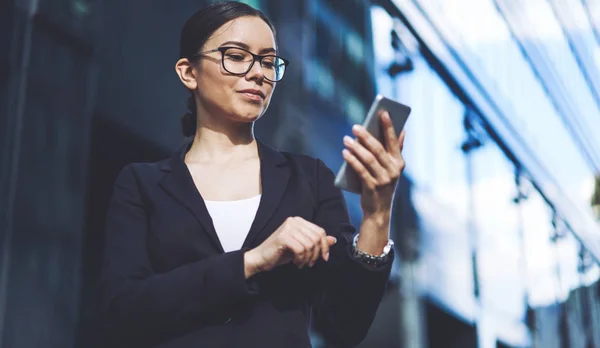 Zelfverzekerde Vrouw Stijlvolle Brillen Kijken Video Online Nieuws Financiële Wereld — Stockfoto