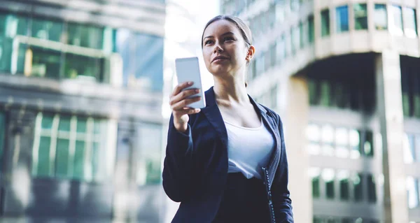 Comerciante Feminino Atraente Segurando Telefone Celular Mão Esperando Por Conexão — Fotografia de Stock