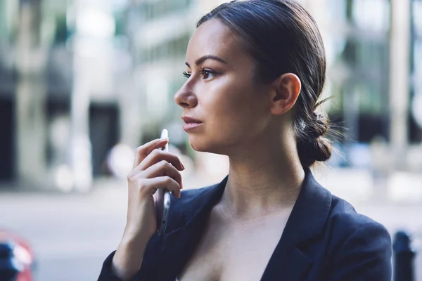 严肃的女人在空闲时间看着城市环境 手里拿着现代智能手机小工具 千禧年白人女性经济学家用手机感觉思考宣传领域 — 图库照片