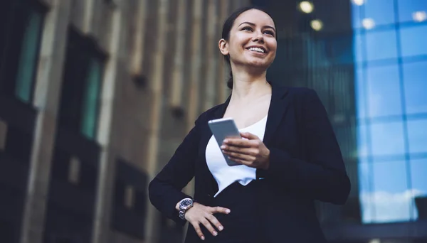 Allegro Donna Affari Con Telefono Cellulare Mano Sentirsi Bene All — Foto Stock