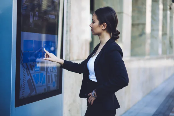 Zelfverzekerde Kaukasische Zakenvrouw Staat Buurt Van Moderne Technologie Zoeken Gps — Stockfoto