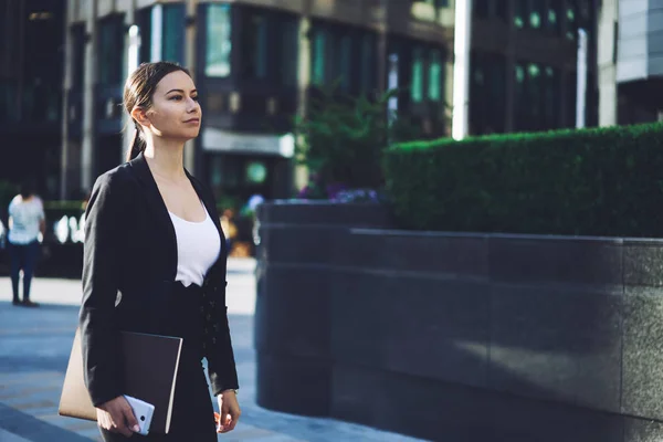 Självsäker Kvinnlig Entreprenör Med Lärobok För Planering Promenera Runt Publicitet — Stockfoto