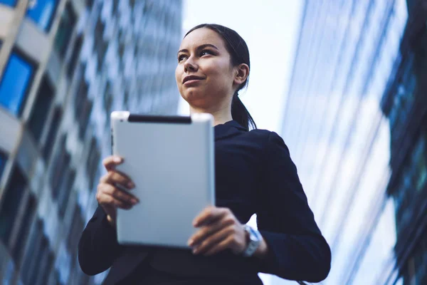 Aantrekkelijke Blanke Ondernemer Vrouw Met Behulp Van Moderne Technologie Voor — Stockfoto