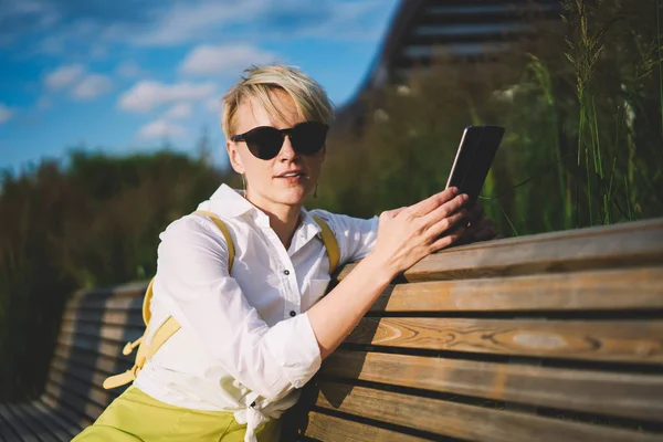 Retrato Mujer Joven Con Estilo Con Corte Pelo Corto Gafas —  Fotos de Stock