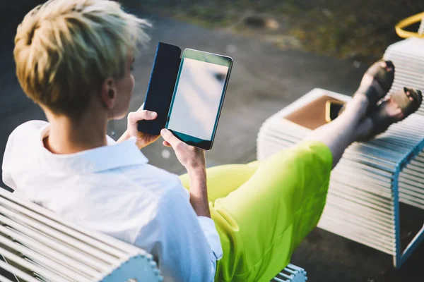 Back View Woman Reading Literature Stories Modern Book Using Connection — Stock Photo, Image