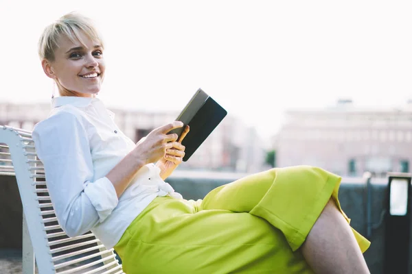 Portrait Cheerful Young Woman Short Haircut Enjoying Leisure Time Literature — Stock Photo, Image