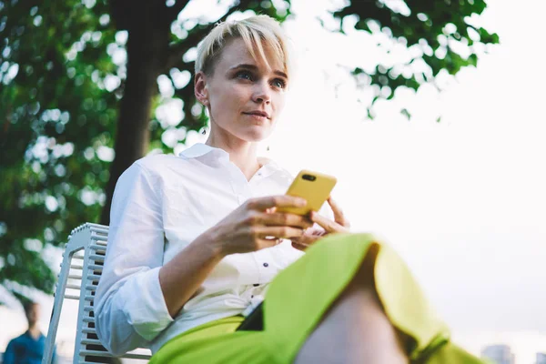 Düşünceli Genç Kadın Modern Cep Telefonu Ile Tanıtım Alanında Boş — Stok fotoğraf
