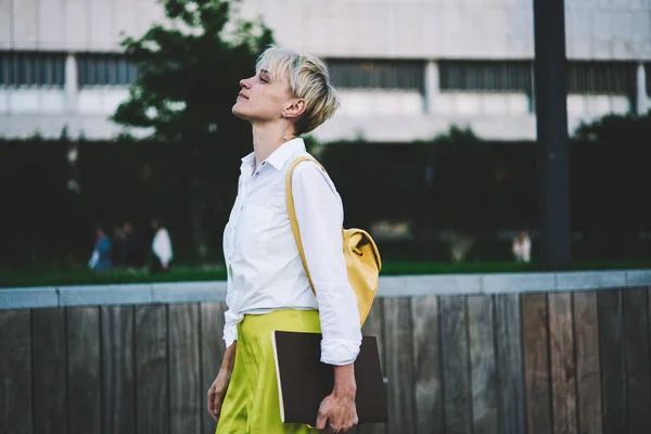 Giovane Studentessa Caucasica Che Diverte Passeggiare Strade Della Città Dopo — Foto Stock