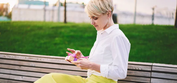 Tânără Fată Hipster Atractivă Costum Elegant Deschidere Cutie Cadou Timpul — Fotografie, imagine de stoc