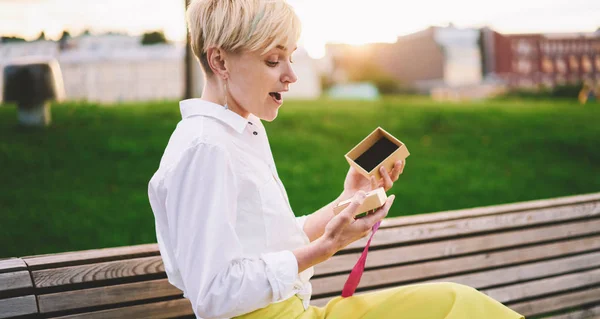 Chica Hipster Asombrado Con Expresión Cara Siente Emocionado Por Contenido — Foto de Stock