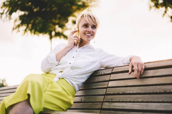 Mujer Alegre Caucásica Traje Moda Sonriendo Disfrutando Del Tiempo Soleado — Foto de Stock