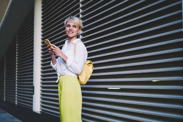 Chica Hipster Sonriente Positiva Con Teléfono Celular Mano Mirando Hacia —  Fotos de Stock