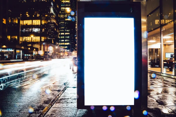 Autobusový Billboard Deštivé Noci Prázdným Opčním Displesem Pro Reklamní Nebo — Stock fotografie