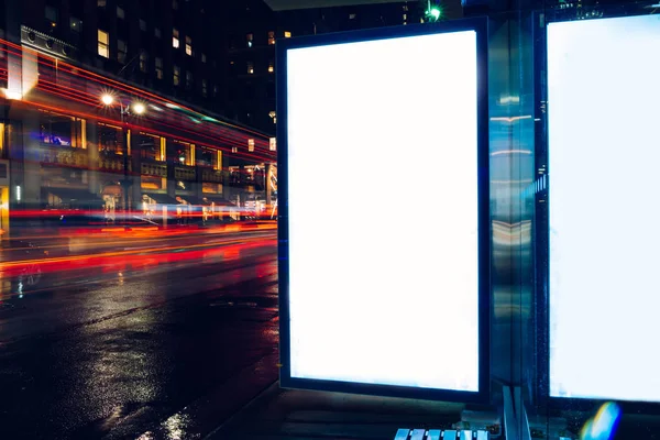 Bus Station Billboard Regnig Natt Med Blank Kopia Utrymme Skärm — Stockfoto