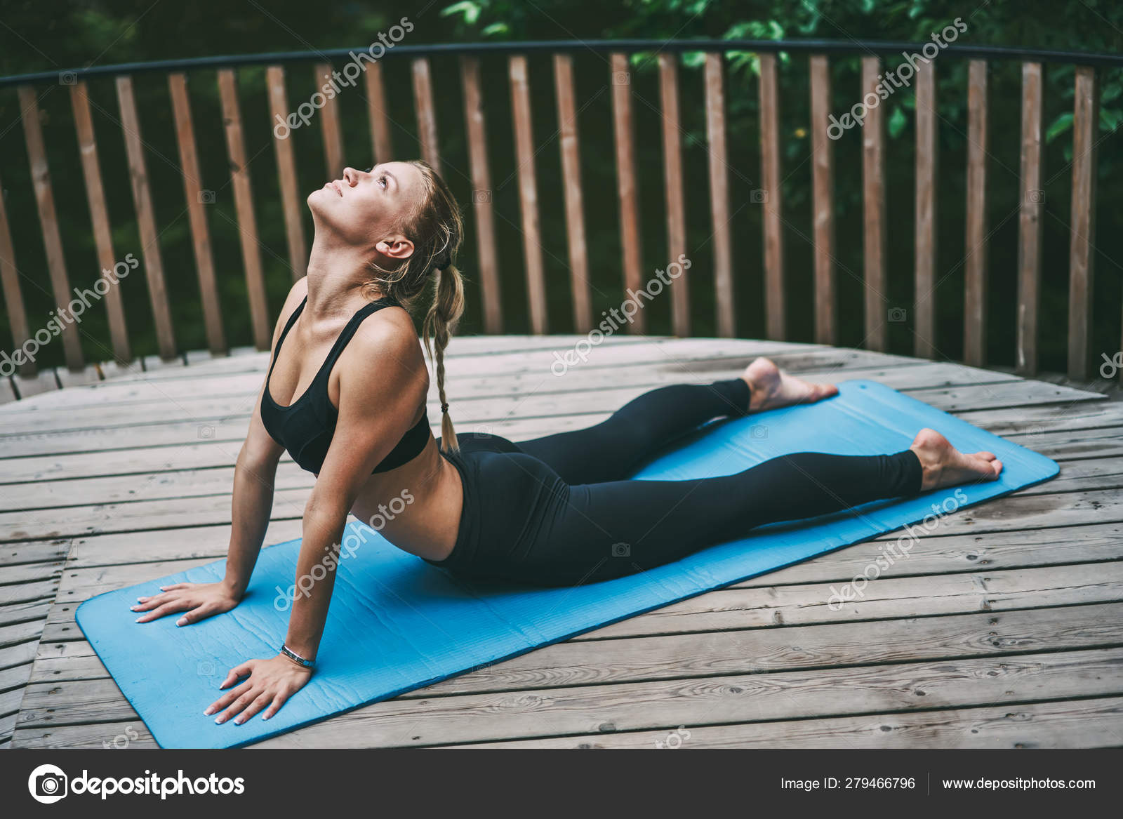 Jeune Femme Sportive Pratiquant Le Yoga Sur Un Tapis De Fitness À