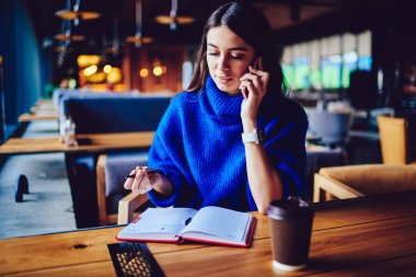 Güzel kadınlar müşteri hizmetleri kapalı ile danışmak için cep telefonu tarafından konuşurken, kafeterya oturma modern akıllı telefon kullanarak eğitim molası arkadaş arama genç çekici kadın