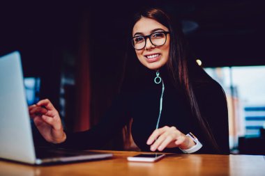 Rahat kafeterya çağdaş dizüstü bilgisayar üzerinde çalışan gülümseyen neşeli genç Bayan portre, Genç başarılı hipster kız bilgi arama sosyal medya ağ sörf iletişim