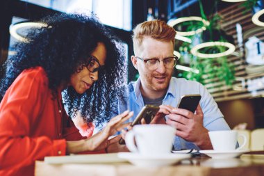 Millennial hipster çocuklar kahve dükkanında toplantı sırasında canlı iletişim görmezden ve kamu internet bağlantısı, teknoloji ve nesil kavramı kullanarak Smartphone Gadget 'lar üzerinden online sohbet