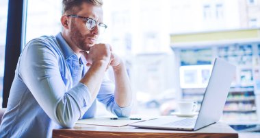 Ciddi erkek yazılım geliştirici laptop uygulaması ve hata üzerinde durulması hissi iyi WiFi bağlantısı kontrol programı kodu ile kafe iç uzaktan çalışma, mesafe iş kavramı