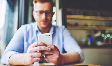 4g, milenyal yazarak metin ve SMS mesajları gönderme bağlı sosyal ağlara ilginç içerik ile yayınlar yayınlamak için hücresel uygulama kullanarak erkek ellere seçici odak