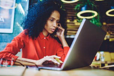 Afrikalı Amerikalı kadın, dizüstü bilgisayar uygulaması ve kontrol ayarları için bildirim hakkında danışmanlık için müşteri hizmetine çağrıda, operatöre aramak için 4g kullanarak gündelik aşınma konsantre kadın