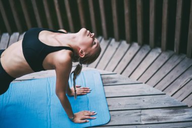 Trendy açık giyim çekici kadın doğada eğitim gücüne kalori yanma Egzersiz zevk, sporcu kardiyo zaman mükemmel vücut şekli ve sağlıklı yaşam tarzı tutmak sırasında kilo kaybetme